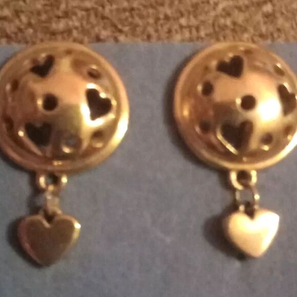 ⭐️5/$25 SALEVtg Avon 1980's Dome Openwork Dangle Heart Gold Tone Clip On Earring - Picture 2 of 4